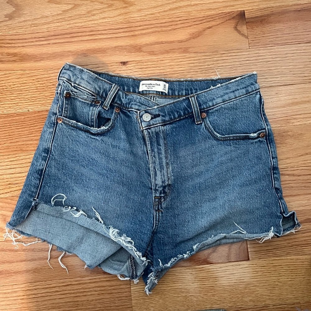 Abercrombie & Fitch // High Rise Mom Short // Size 30